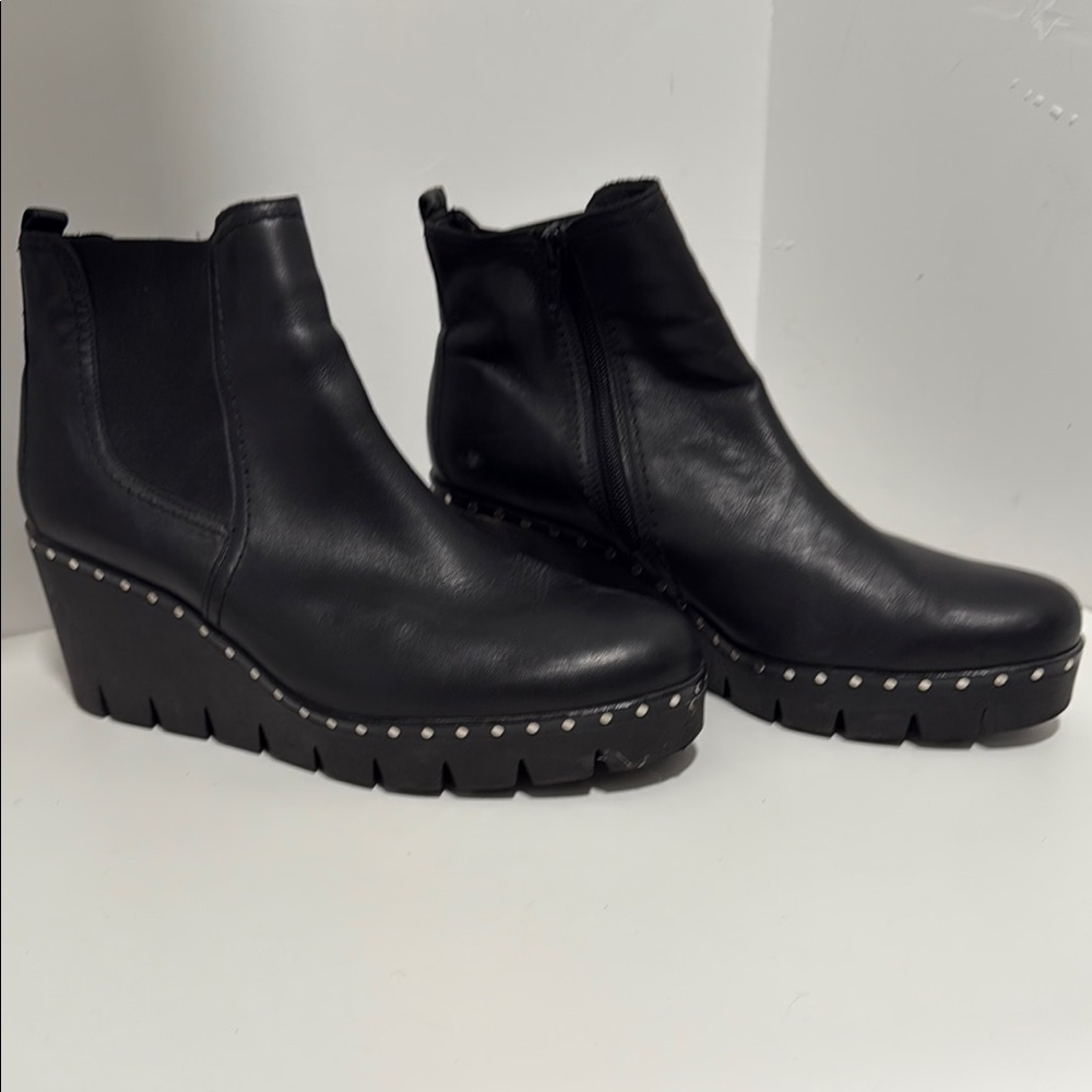 Gabor black leather heeled Chelsea boots